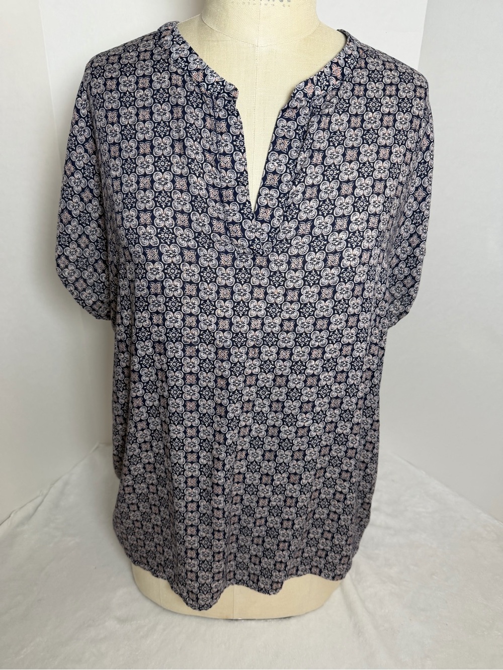 Caslon Navy Floral Print Split-Neck Women's Top Size M